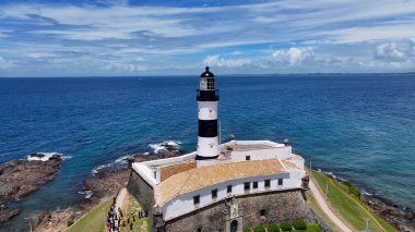 Bahia Brezilya, Salvador 'daki Barra Deniz Feneri. Yaz manzarası. Plaj şehri manzarası. Tropik Skyline. Bahia Brezilya 'daki Barra Deniz Feneri. Doğa Manzarası. Paradisiac Deniz Burnu.