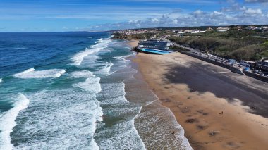 Lizbon 'un Sintra bölgesindeki Praia Grande Plajı. Turkuaz Okyanus Dalgaları Tropik Sahile Yavaşça Çarpıyor. Cennet Adası Skyline Idyllic Güzeli. Cennet Adası Denizi.