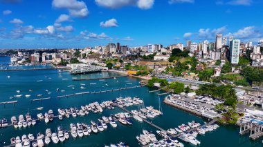 Salvador Skyline, Bahia Brezilya Salvador 'da. Şehir Plajı. Bay Water Sahnesi. Şehir merkezinde. Bahia Brezilya 'da Salvador Skyline. Huzurlu manzara. Tüm Saints Körfezi.