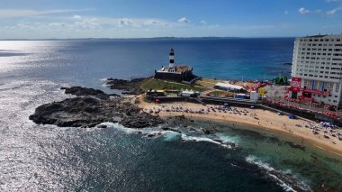 Bahia Brezilya, Salvador 'daki Barra Deniz Feneri. Plaj manzarası. Doğa Manzarası. Şehir merkezinde. Bahia Brezilya 'daki Barra Deniz Feneri. Tropik arka plan. Sahil Koyu Suyu.