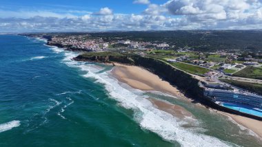 Lizbon 'un Sintra bölgesindeki Praia Grande Plajı. Büyüleyici Tropikal Sahne Sahnesi Yukarıdan Görünüyor. Terkedilmiş Peyzaj Eğlencesi Güzelliği. Terkedilmiş Rıhtım Kıyısı.