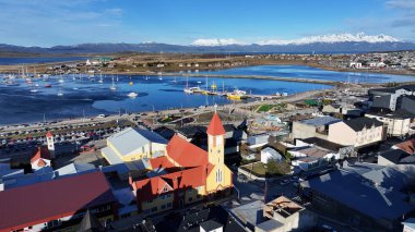Ushuaia Skyline Ushuaia Tierra Del Fuego Arjantin 'de. İnanılmaz Skysraper 'lar ve caddedeki trafik yukarıdan izleniyor. Güney Kutbu Buzul Gölü Tipi. Buzul. Ushuaia Tierra Del Fuego.