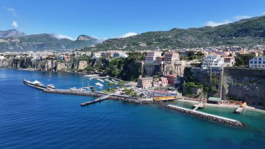 Sorrento Napoli 'deki Sorrento Plajı. Bereketli bir tropikal sahil manzarasının nefes kesici görüntüsü. Cennet Skyline Idyllic göz kamaştırıcı. Paradise Rıhtım Sahili. Sorrento Napoli.