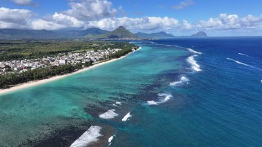 Port Louis Mauritius Adası Mauritius 'taki Flic En Flac Plajı. Turkuaz Okyanus Dalgaları Tropik Sahile Yavaşça Çarpıyor. Cennet Skyline Idyllic göz kamaştırıcı. Cennet Rıhtımı Kıyısı.