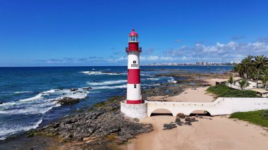 Bahia Brezilya, Salvador 'daki Itapua Deniz Feneri. Yaz manzarası. Itapua Sahili. Şehir merkezinde. Bahia Brezilya 'daki Itapua Deniz Feneri. İnanılmaz bir manzara. Doğa Limanı. Brezilya Kuzeydoğu.