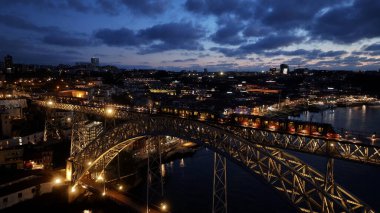 Porto Portekiz 'deki I. Luis Köprüsü. Tarihi Caddeleri birbirine bağlayan ikonik köprü yapısı. Günbatımı Gökyüzü Arkaplanı Şehir Merkezi. Şehir merkezinde Sunset Exterior. Porto Portekiz.