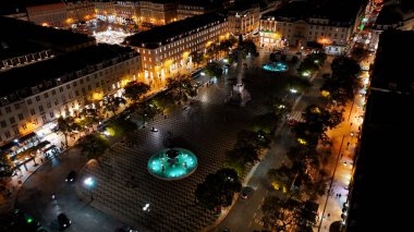 Lizbon 'daki Lizbon Skyline. Yemyeşil parkın ve etrafındaki binaların havadan görünüşü. Şehir merkezindeki Gece Yolu. Gece Panoraması. Dünyanın şehirleri. Lizbon Portekiz.