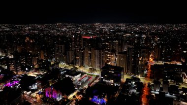 Curitiba Parana Brezilya 'da Curitiba Skyline. Kuşlar, sokaklar ve binalarla çarpıcı şehir manzarasına bakıyor. İnşaat Skyline Birds Manzarası Güzel. Kuşlar Üstgeçitten Gece Görünümü.