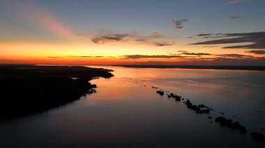Manaus Amazonas Brezilya 'da günbatımı manzarası. Nehir yemyeşil orman manzarasından akıyor. Sunset Doğa Dramatik Gökyüzü Ormanı. Doğa Tarım. Manaus Amazonas.