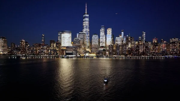 New York Skyline Manhattan 'da New York Birleşik Devletlerinde. Yükselen binaları ve trafiği olan hareketli bir şehrin havadan görünüşü. Şehir merkezindeki Gece Yükseltilmiş Yol. Yukarıdaki Şehir Merkezinde Gece.