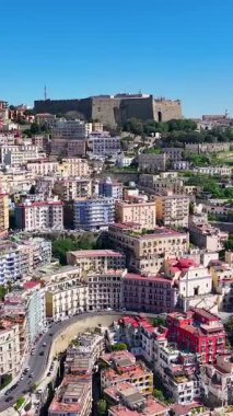 İtalya 'daki Napoli' deki Aziz Elmo Kalesi. Highrise Binaları Sahnesi. Şehir merkezindeki şehir manzarası. İtalya 'daki Napoli' deki Aziz Elmo Kalesi. Napoli Skyline. Bölge Havacılık Manzarası. İtalya Skyline.
