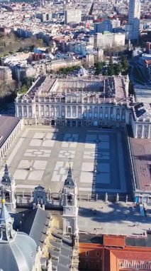 Madrid İspanya Topluluğunda Madrid Kraliyet Sarayı. Ortaçağ Binaları manzarası. Şehir merkezinde. Capital City Sahnesi. İspanya 'daki Madrid Kraliyet Sarayı. Güzel Şehir Manzarası.