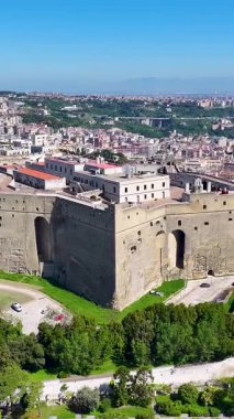 İtalya, Campania 'daki Napoli' de Castel Sant Elmo. Şehir merkezindeki şehir manzarası. Güzel Skyline. İtalya, Campania 'daki Napoli' de Castel Sant Elmo. Highrise Binaları. Napoli Mimarisi. Napoli Skyline.
