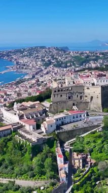 İtalya 'daki Napoli' deki Aziz Elmo Kalesi. Şehir merkezindeki şehir manzarası. Napoli Körfezi manzarası. İtalya 'daki Napoli' deki Aziz Elmo Kalesi. Ortaçağ Kalesi. Skyline Ortaçağ Binası. İtalya Manzarası.