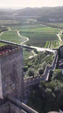 Leiria Portekiz 'in Obidos bölgesindeki Obidos Şatosu. Old Town Skyline 'da. Ortaçağ Binaları Sahnesi. Güzel şehir manzarası. Leiria Portekiz 'in Obidos bölgesindeki Obidos Şatosu. Kültür Mirası.