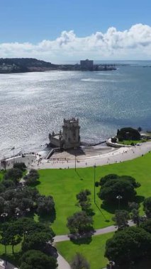 Lizbon 'un Lizbon bölgesindeki Belem Kulesi. İkonik Kale. Turizm Tarihi Yer. Portekiz, Lizbon 'daki Belem Kulesi. Ortaçağ Kalesi. Tejo Nehri Peyzajı. Lizbon Skyline.