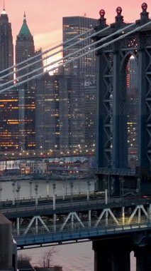 New York 'ta Manhattan' daki Brooklyn Köprüsü. Highrise Binaları Peyzajı. Renkli Günbatımı. New York 'taki Brooklyn Köprüsü. Çarpıcı Şehir Manzarası.