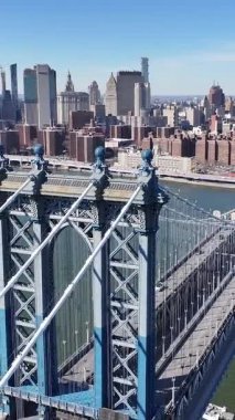 Manhattan Köprüsü New York 'ta. Highrise Binaları Sahnesi. Kablo Köprüsü Manzarası. New York 'taki Manhattan Köprüsü. Otoyol Arkaplanı.