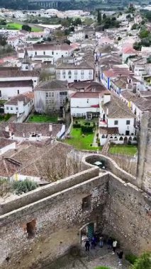 Portekiz 'in Leiria bölgesindeki Obidos' ta Obidos Skyline. Tarihi Köy. Ortaçağ Kalesi. Göz kamaştırıcı manzara. Portekiz 'in Leiria bölgesindeki Obidos' ta Obidos Skyline. Eski Şehir Manzarası.