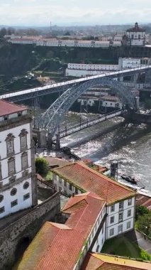 Porto Portekiz 'in Porto bölgesindeki Porto Skyline' da. Şehir merkezi manzarası. Kültür Mirası. Eski Şehir Manzarası. Portekiz 'de Porto Skyline. Portekiz Skyline 'ı. Seyahat Alanı.