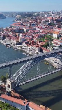 Portekiz 'in Porto bölgesindeki Serra Do Pilar Manastırı. I. Luis Köprüsü. Ribeira İskelesi. Tarihi Şehir Sahnesi 'nde. Portekiz 'in Porto Bölgesi' ndeki Serra Do Pilar Manastırı. Turizm Simgeleri.