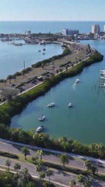 Clearwater Skyline, Florida 'da, ABD' de. Şehir Plajı. Bay Water Sahnesi. Şehir merkezinde. Clearwater Skyline, Florida 'da, ABD' de. Huzurlu Manzara.