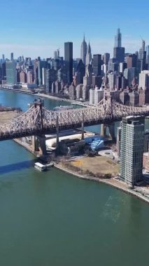 New York 'ta Manhattan' daki Queensboro Köprüsü. Freeway Yolu Sahnesi. Güzel şehir manzarası. New York 'taki Queensboro Köprüsü. Yüksek Binalar Manzarası.