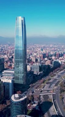 Santiago Skyline Şili 'de. Metropolis Merkez Bölgesi. Çarpıcı şehir manzarası. Ofis binaları. Santiago Skyline Şili 'de. Gökdelenler Sahnesi. Açık hava Skyline.
