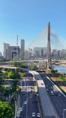 Sao Paulo Brezilya 'nın merkezindeki Freeway Yolu. Sao Paulo Brezilya Zaman Hızı. Trafik Yolu Ünlüsü. Sao Paulo Brezilya. Köprü manzarası. Sao Paulo Brezilya 'nın merkezindeki Freeway Yolu.