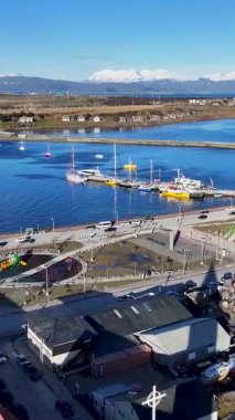 Ushuaia Skyline Tierra Del Fuego Arjantin Ushuaia 'da. Ortaçağ Kilisesi. Dini Sahne. Şehir merkezindeki şehir manzarası. Ushuaia Skyline Tierra Del Fuego Arjantin Ushuaia 'da.