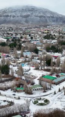 Arjantin Gölü, El Calafate, Patagonya Arjantin. Karlı Dağlar. Doğa manzarası. Patagonya Arjantin. Su Arkaplanı. Arjantin Gölü El Calafate, Patagonya Arjantin.