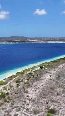 Klein Bonaire Kralendijk, Bonaire Hollanda Antilleri 'nde. Plaj manzarası. Karayip Adası. Bonaire Hollanda Antilleri 'nde Kralendijk. Deniz Burnu Açık Hava. Doğa Turizmi.