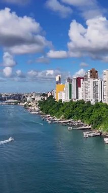 Bahia Brezilya 'daki Salvador' daki tüm Saints Körfezi. Plaj manzarası. Doğa Manzarası. Şehir merkezinde. Bahia Brezilya 'daki tüm Saints Körfezi. Tropik arka plan. Sahil Koyu Suyu.