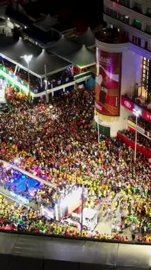 Bahia Brezilya 'daki Salvador' da karnaval partisi. Karnaval manzarası. Şehir merkezi arka planı. Turizm Merkezi. Metropole Havacılık Manzarası. Çarpıcı şehir manzarası. Bahia Brezilya 'da Salvador' da Karnaval Partisi.