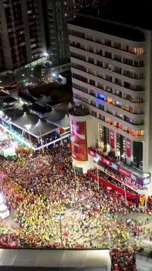 Bahia Brezilya 'daki Salvador' da karnaval partisi. Karnaval manzarası. Şehir merkezi arka planı. Turizm Merkezi. Metropole Havacılık Manzarası. Çarpıcı şehir manzarası. Bahia Brezilya 'da Salvador' da Karnaval Partisi.