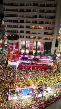 Bahia Brezilya 'daki Salvador' da karnaval partisi. Karnaval manzarası. Şehir merkezi arka planı. Turizm Merkezi. Metropole Havacılık Manzarası. Çarpıcı şehir manzarası. Bahia Brezilya 'da Salvador' da Karnaval Partisi.