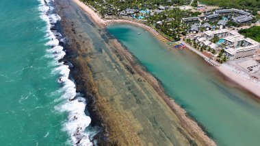 Port of Chickens Beach Pernambuco Brezilya 'daki High Wall Beach plajı. Büyüleyici Tropikal Sahne Sahnesi Yukarıdan Görünüyor. Kıyı Bulutları Gökyüzü Sahil Denizi.