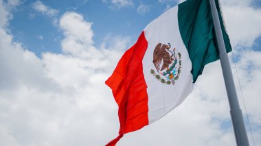 Bulutlu Gökyüzünün Altında Meksika Bayrağı Dalgalanıyor