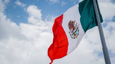 Meksika Bayrağı Rüzgarda Dalgalanıyor ve Bulutlu Gökyüzü Arkaplan Olarak