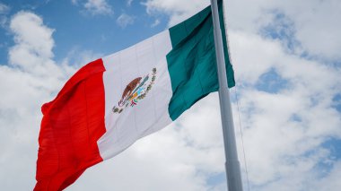 Arkaplan Olarak Meksika Bayrağı ve Mavi Bulutlu Gökyüzü