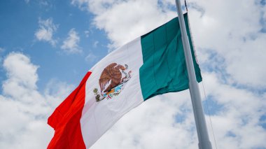 Meksika Bayrağı Rüzgarda Dalgalanıyor ve Mavi Bulutlu Gökyüzü Arkaplan Olarak