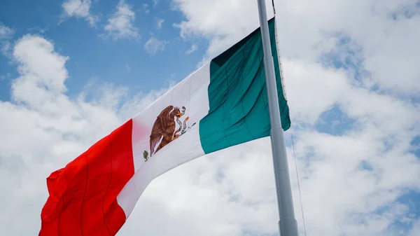 Mexikói zászló integetett a szélben és enyhén felhős ég — Stock Fotó