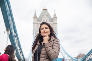 Uzun Saçlı Kadın ve Arkadaki Kule Köprüsü