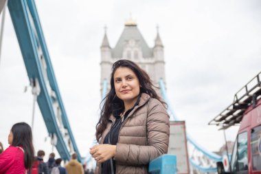 Uzun Saçlı Kadın ve Arkadaki Kule Köprüsü