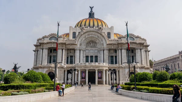 Güzel Sanatlar Sarayı ve Mexico City 'deki Bahçeleri