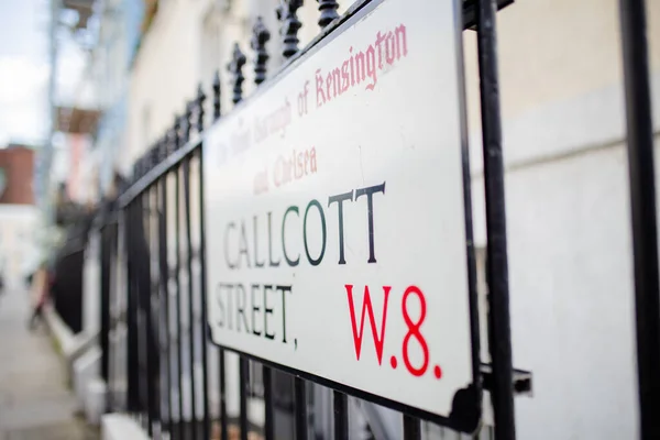 The Royal Brough of Kensington and Chelsea and Callcott Street Endereço Sign — Fotografia de Stock