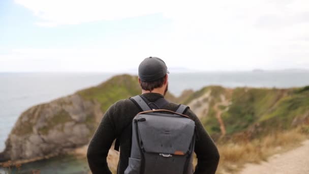 Man Enjoying the View of the Jurassic Coast During a Windy Day — Vídeo de Stock