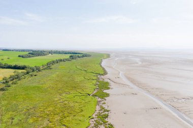 Geniş Kum ve Otlaklar Üzerinde Gökyüzü Manzarası