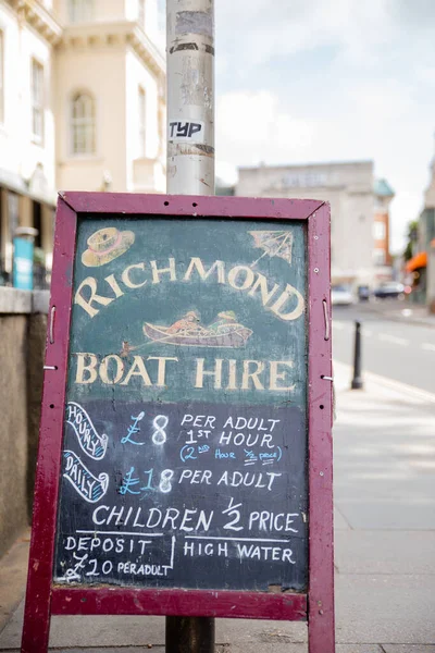 Anúncio Escrito em um quadro para um serviço de aluguer de barcos em Richmond — Fotografia de Stock
