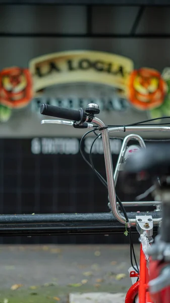 Public Bicycle Parked Outside a Barber Shop and Tattoo Studio in Mexico City — Stock Photo, Image